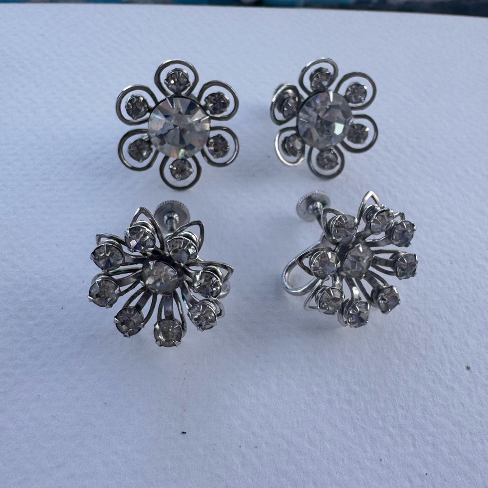 ✨ Vintage Rhinestone Floral Screw Back Earrings – Silver Tone Mid Century Glam